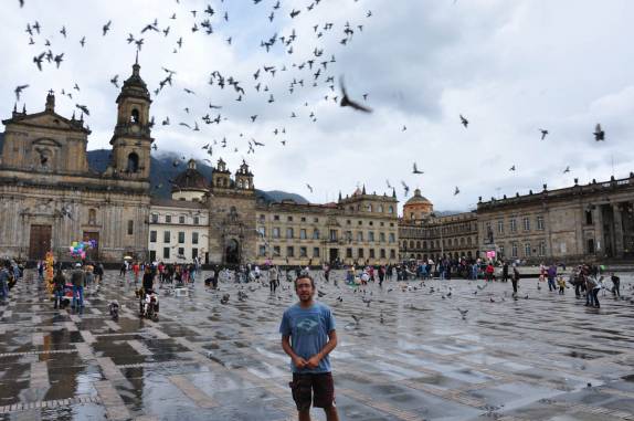 Conhecendo a praça Simón Bolívar, bem no centro de Bogotá, na Colômbia